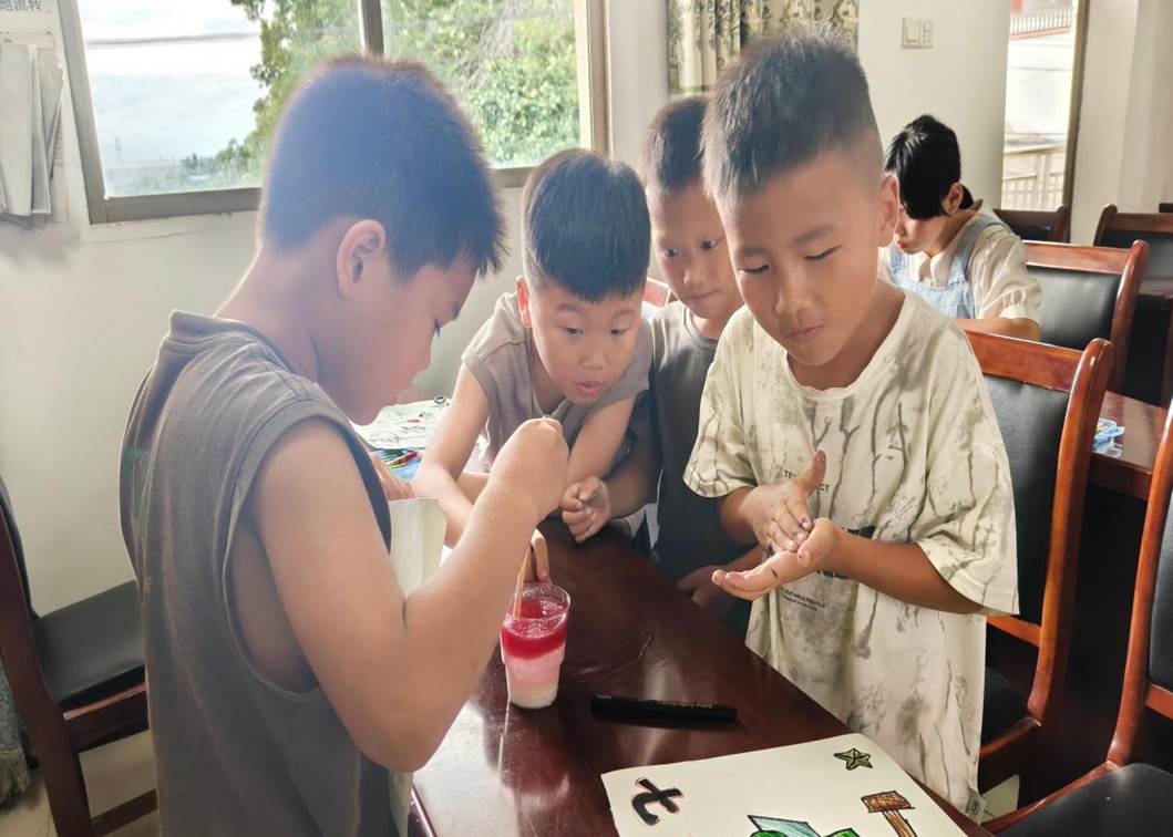 小朋友开展科学实验