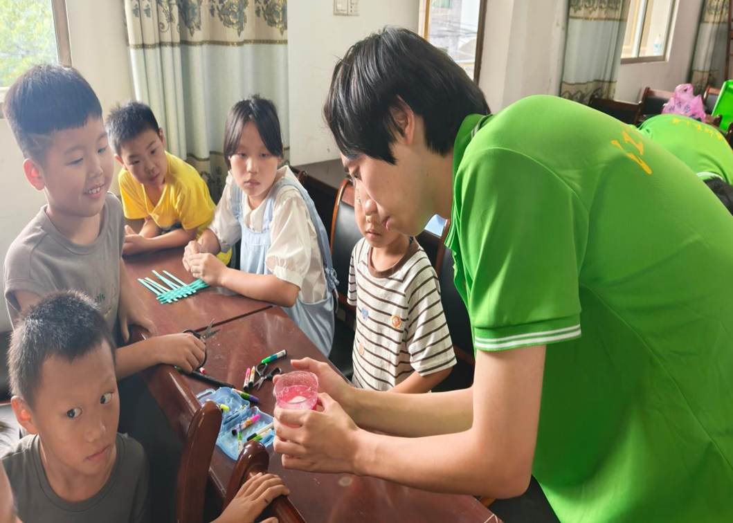 邵雨波向小朋友开展“熔岩杯”科学小实验